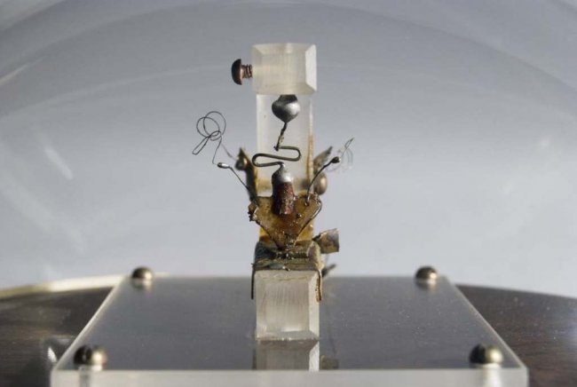 Первый полупроводниковый транзистор