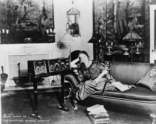 Женщина слушает радио через наушники (1923 год)