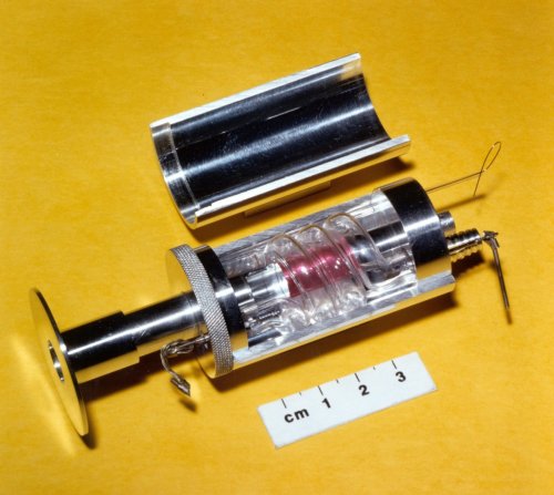 Первый рабочий лазер был разработан доктором Тедом Мейманом в 1960 году.