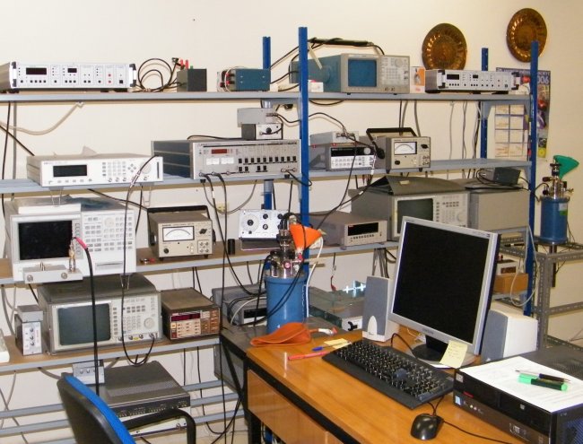 Электрические измерительные приборы в лаборатории