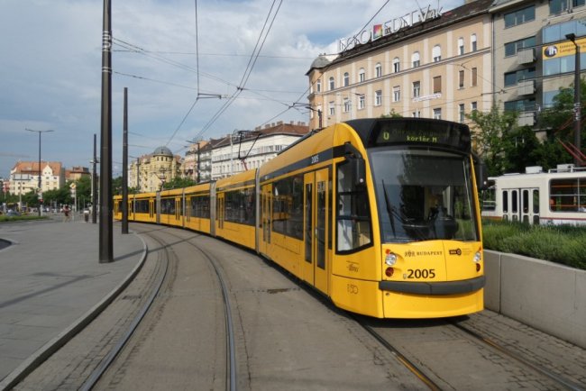 Трамвай Siemens Combino Supra на улице Будапешта