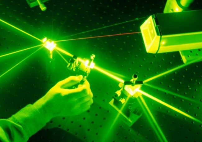 Опыт с лазерами в научной лаборатории