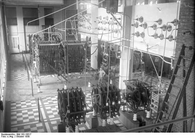Выходной трансформатор схемы радиолампового передатчика радиостанции Науэн в Германии