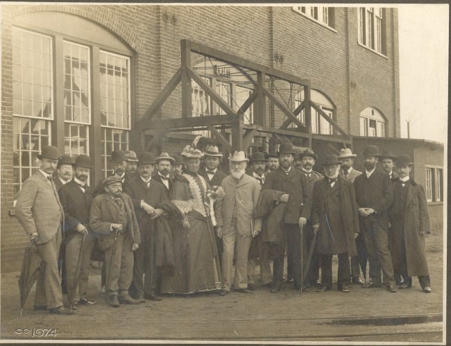 Лорд и леди Кельвин с выдающимися инженерами компании General Electric, около 1900 года