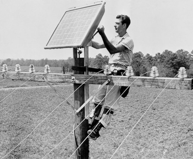 Электромонтер Southern Bell производит монтаж солнечной батареи в 1955 году