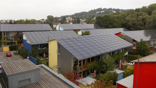 Использование фотоэлектрической солнечной энергии в экологически чистом районе Solarsiedlung