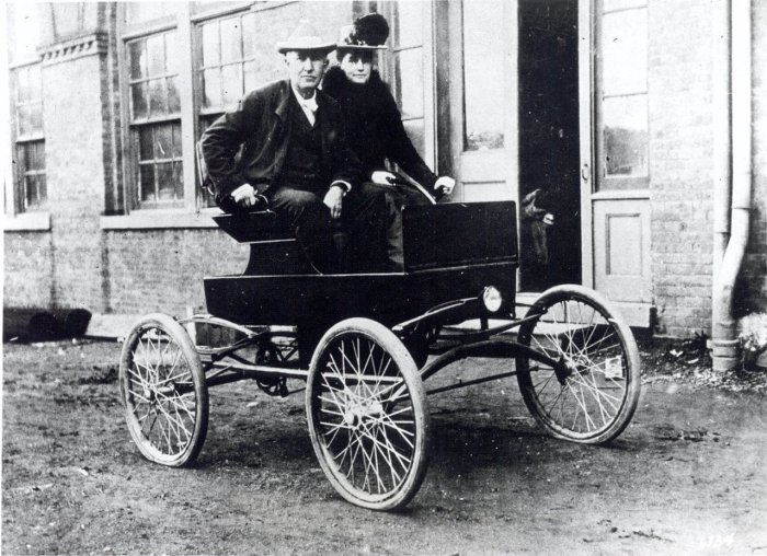 Томас Эдисон в электромобиле