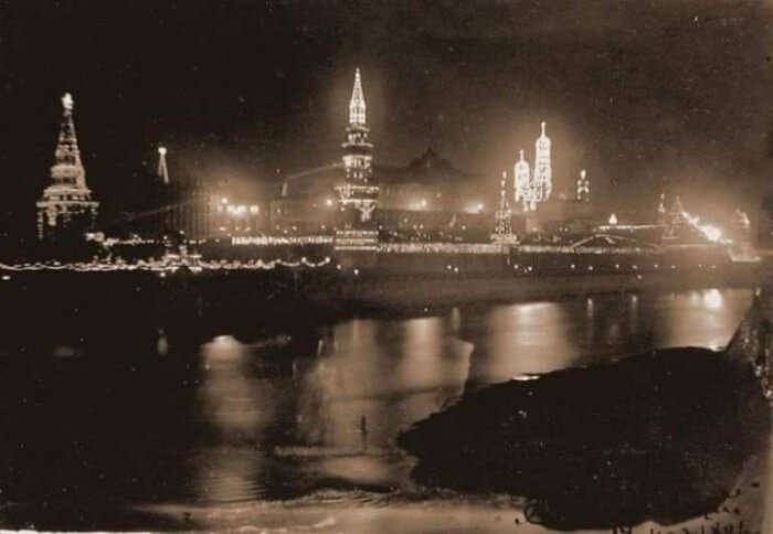 В честь коронации Николая II, Московский Кремль декорирован электрическими лампочками