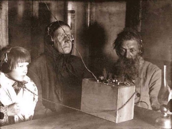 Семья крестьянина Воронова слушает радио