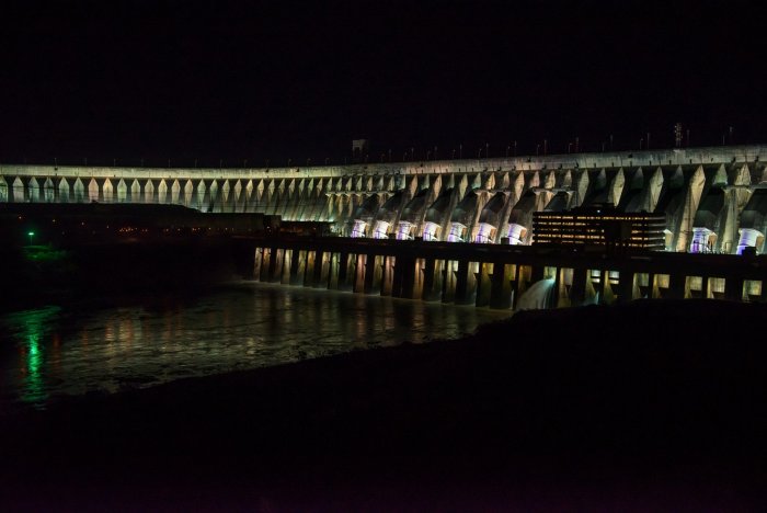 Иллюминированная плотина Итайпу ночью