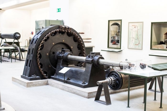 Трехфазный генератор, построенный по проекту Брауна для линии электропередачи переменного тока 1891 года
