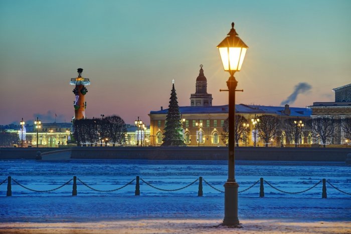 Уличное освещение зимой в Санкт-Петербурге