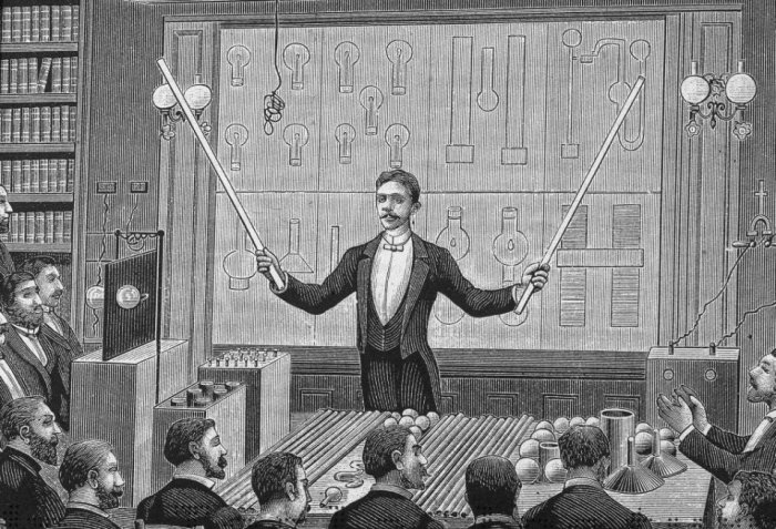 Никола Тесла демонстрирует свои газоразрядные лампы