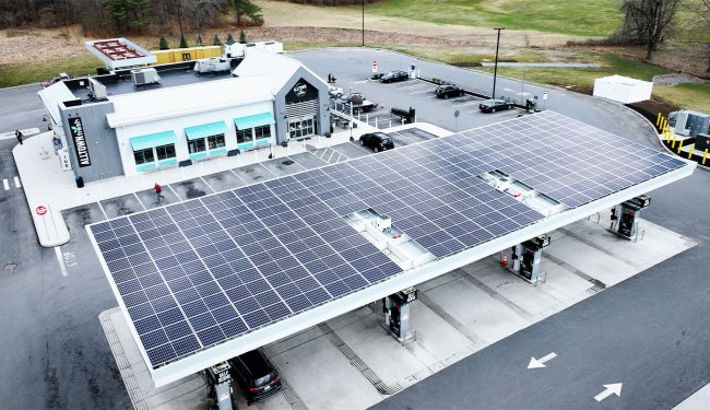 Солнечные батареи на парковке для автомобилей