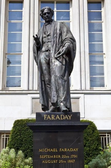Статуя Майкла Фарадея в Лондоне