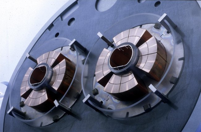 Сверхпроводящий квадрупольный магнит, используемый для фокусировки частиц в БАК
