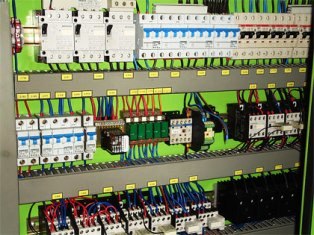 Провода и электрические аппараты в шкафу управления