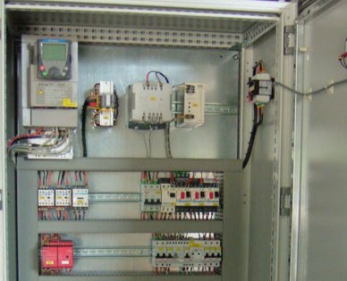 Монтаж проводов вна панели электрического шкафа управления станка
