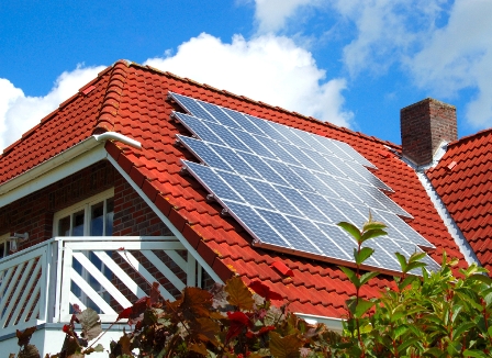солнечные панели на крыше дома