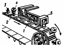 Схема устройства для автоматической пайки с непрерывной подачей деталей в индуктор