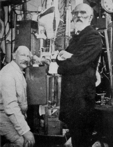 Хейке Камерлинг-Оннес в своей лаборатории