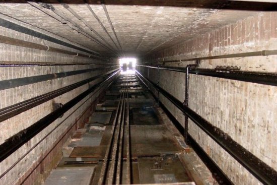 Силовой кабель внутри тоннеля