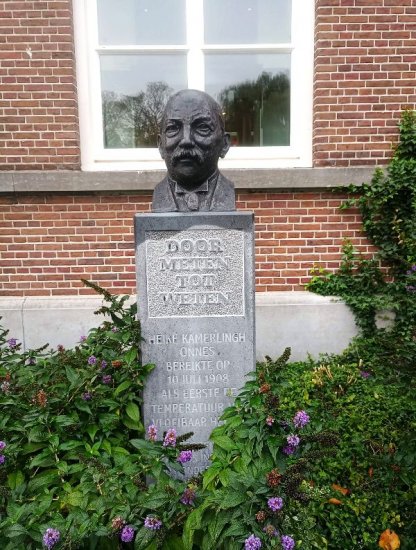 Памятник Хейке Камерлинг-Оннесу в Лейдене