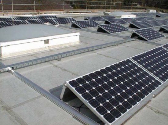 Солнечные панели на крыше здания