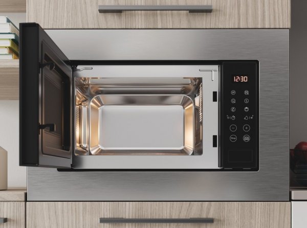 Встраиваемая микроволновая печь на кухне