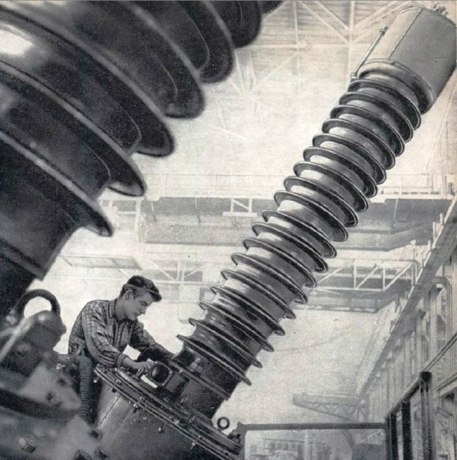 Мощный трансформатор в сборочном цехе, 1961 год