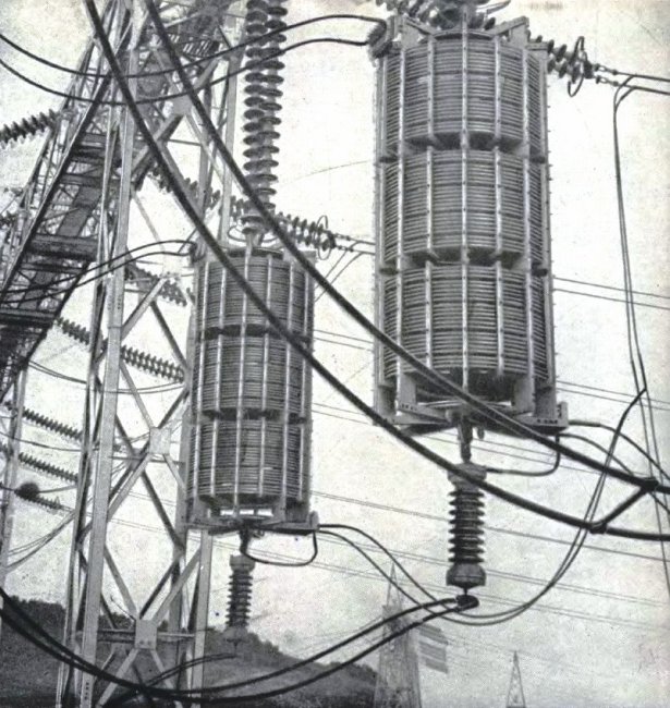 Высокочастотные заградители на открытом распределительном устройстве 400 кВ, 1959 год