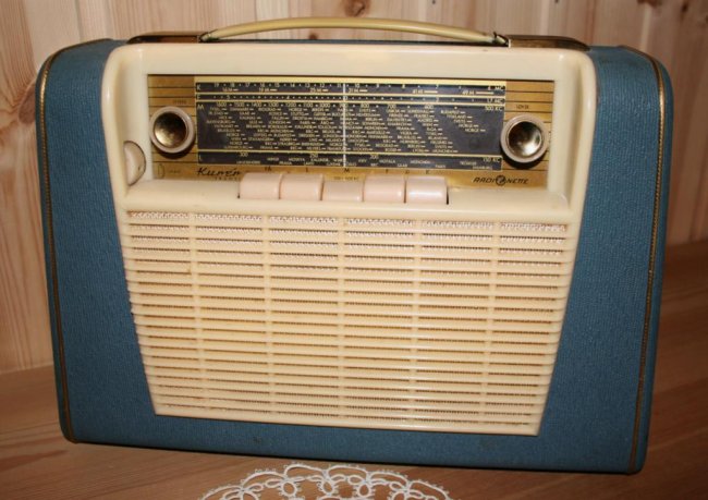 Первая модель портативного радио 1958 года