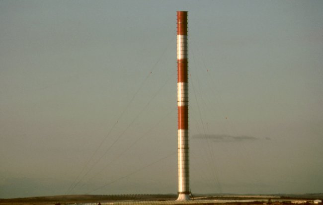 Солнечный дымоход в Испании виден с расстояния 8 км