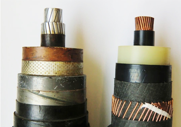 Силовые кабели с бумажной изоляцией (слева) по сравнению с кабелем из сшитого полиэтилена
