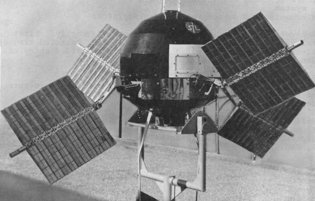 Американский спутник Explorer 6 с поднятыми солнечными батареями, 1959 год