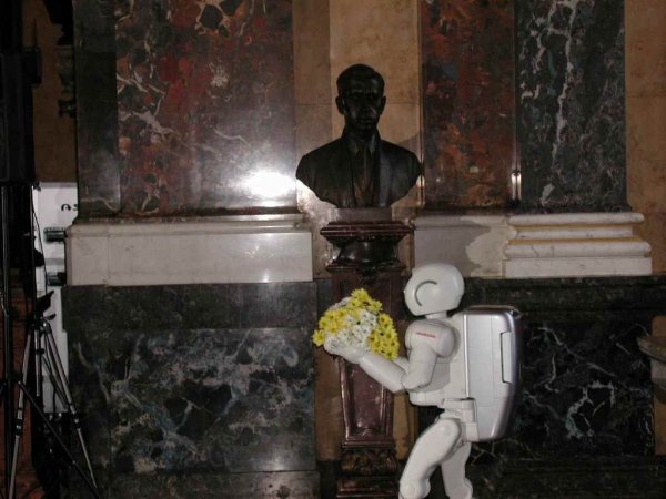  Робот Асимо принес хризантемы к бюсту создателя слова робот, писателя Карела Чапека