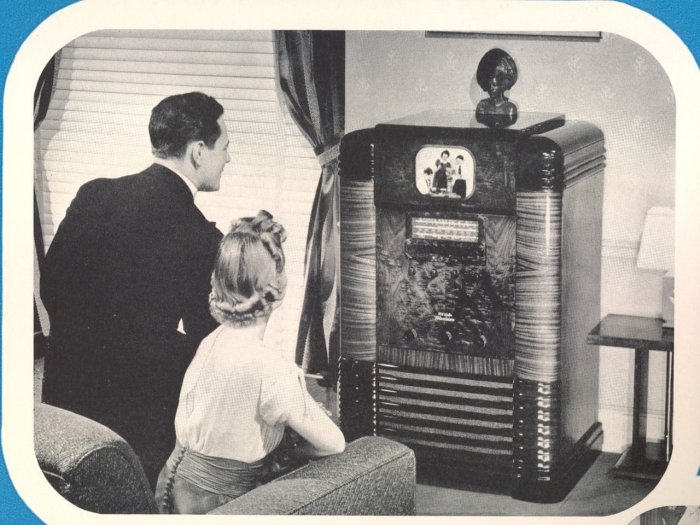 Пара смотрит телевизор на 9-дюймовом кинескопе