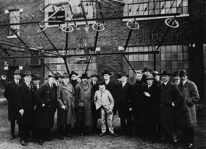 Альберт Эйнштейн с другими инженерами и учеными на радиостанции Маркони