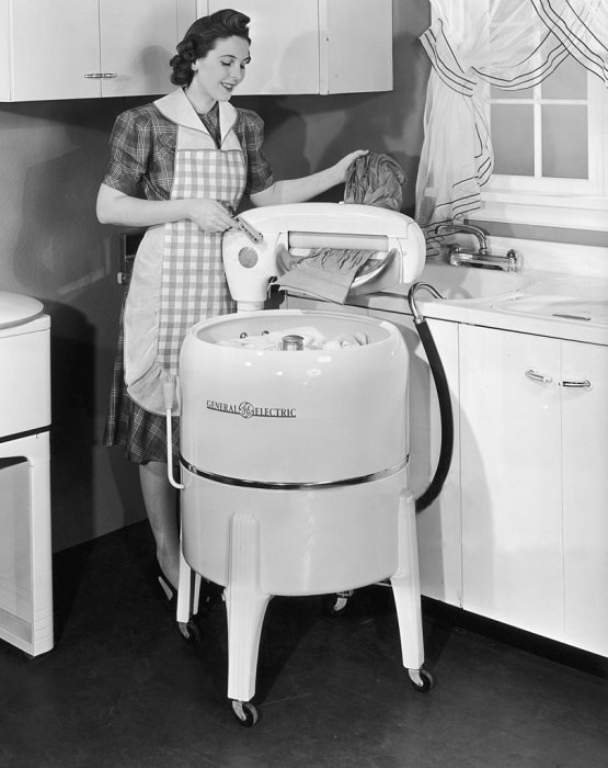  Одна из первых электрических стиральных машин