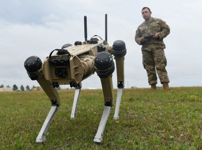 Четвероногий военный робот