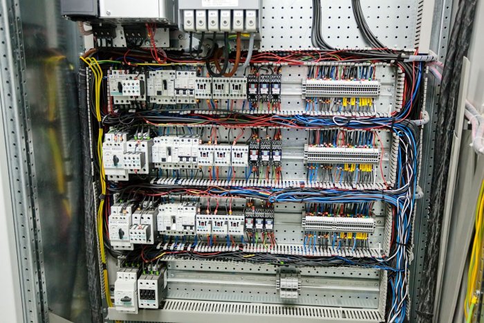 Шкаф управления с электрическими аппаратами на промышленном предприятии