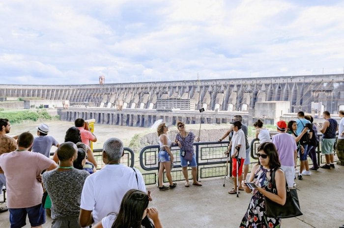 Туристы на гидроэлектростанции