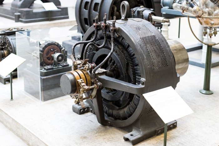 Старинный электрический двигатель на выставке в музее