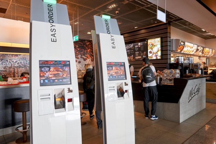 Сенсорные экраны в кафе в аэропорту Франкфурта