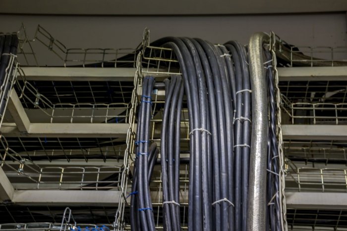 Силовые кабели на лотках в системе электроснабжения промышленного предприятия