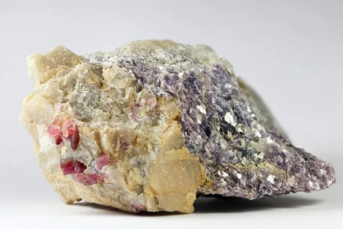 Изображение минерала с фрагментами лития