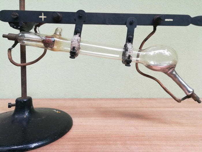 Одна из первых ртутных ламп Купера-Хьюитта