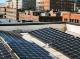 Солнечные панели на крыше многоэтажного дома