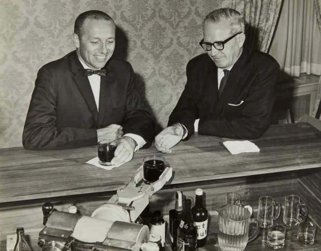 Робот подает напитки соучредителям Unimation Джозефу Энгельбергеру (слева) и Джорджу Деволу