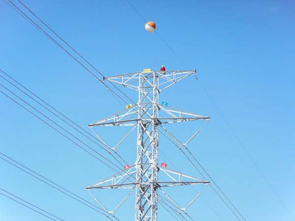 Предупреждающие шары на заземляющем тросе воздушной линии электропередач